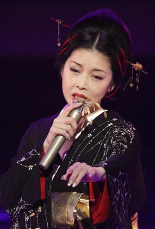 Kuva 2. 藤あや子 , Fuji Ayako. Lähde: http://www.last.fm/music/Fuji+Ayako/+images/34149719 (haettu 22.3.2010)