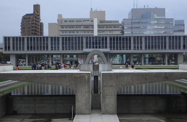 Kuva 1:Hiroshima Peace Memorial Park, valmistunut 1955. Etualalla Rauhan Liekki -muistomerkki, taaempana itse rakennus, johon kuului mm. pitkänomainen museotila. Kuva Juha Saunavaara