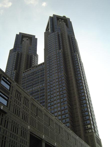 Kuva 3: Tokyo Metropolitan Government Building, Tokion kaupungintalo Shinjukussa. Kuva Silja Keva (http://www.asianet.fi/asianet/english/databases/material_bank/6_pictures/mb_japani/tokyo_metropolitan_gov_office_keva.jpg)