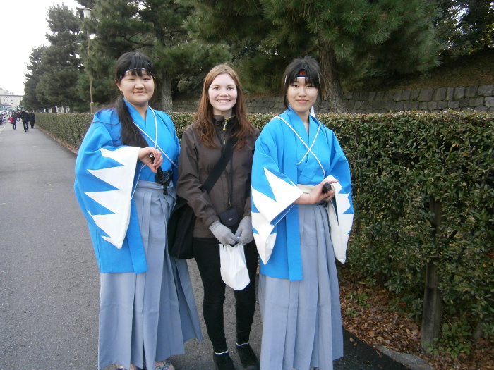 Kuva 2: Shinsengumin cosplayaajia Kiotossa yllään Shinsengumin sininen haori. Kuva: Karoliina Rankinen 2012
