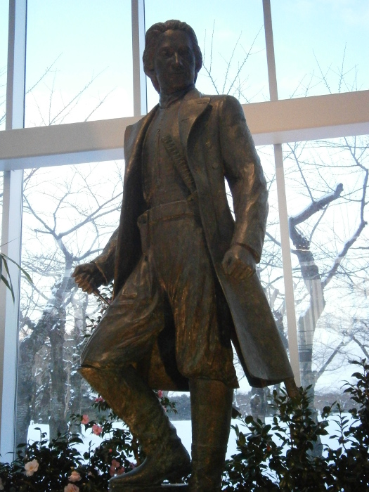 Kuva 5: Hijikata Toshizōn patsas Goryōkaku-tornissa. Kuvassa Hijikata on pukeutunut länsimaalaistyyliseen uniformuunsa, jota hän käytti Hakodatessa taistellessaan. Kuva: Karoliina Rankinen, Hakodate 2011