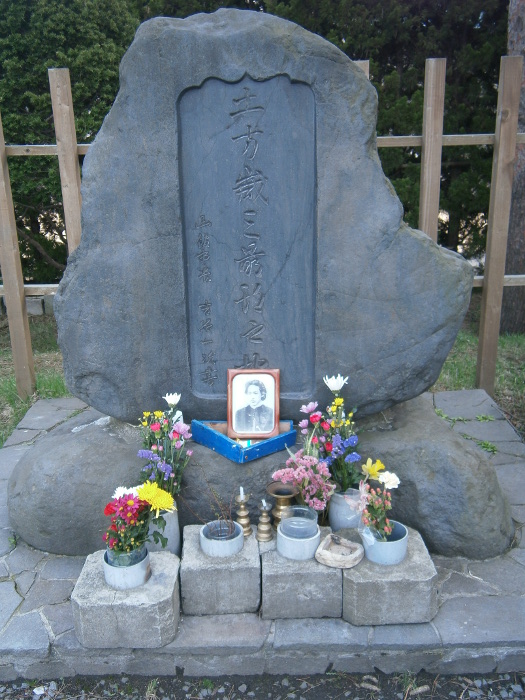 Kuva 7: Hijikata Toshizōn hauta Hakodatessa. Kuva: Karoliina Rankinen, 2012