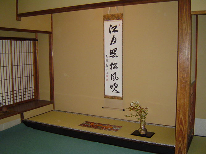 Kuva 1: Tokonoma-syvennys. Silja Keva http://www.asianet.fi/asianet/english/databases/material_bank/6_pictures/mb_japani/tokyo_tearoom_inside2_keva.jpg