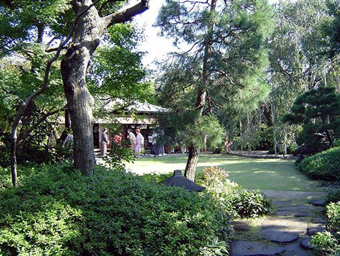 Kuva 3: Tokiolainen teepuutarha. Silja Keva http://www.asianet.fi/asianet/english/databases/material_bank/6_pictures/mb_japani/Tokyo_tearoom3_keva.jpg