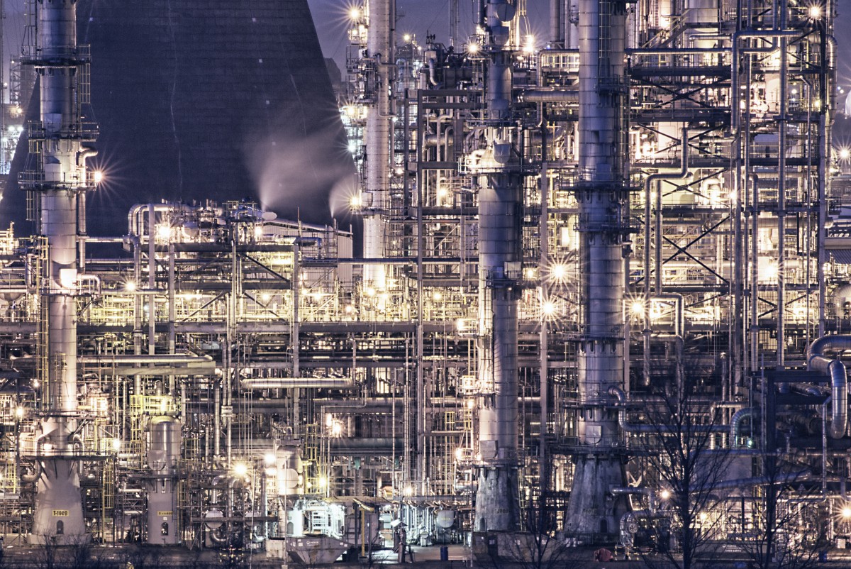 Image of an example petrochemical processing plant showing a lot of pipes, also at height. Grangemouth, Scotland. Creative Commons (CC). Source: pxhere.com